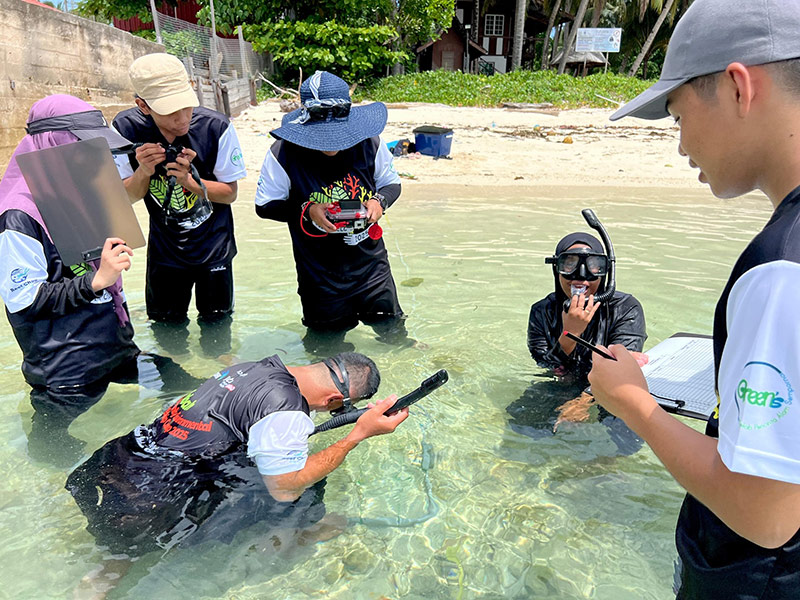 Participants conducting seagrass survey during Climate Action Day at Mabul Isalnd