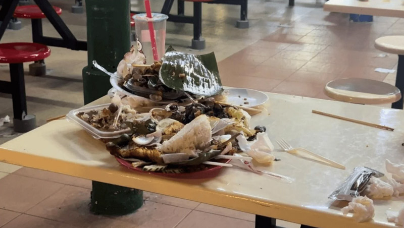 After finishing their meal, the customers left all their trash and leftovers scattered on the table. (Credit: Zhang Yuchen and Jiang Yingxuan)